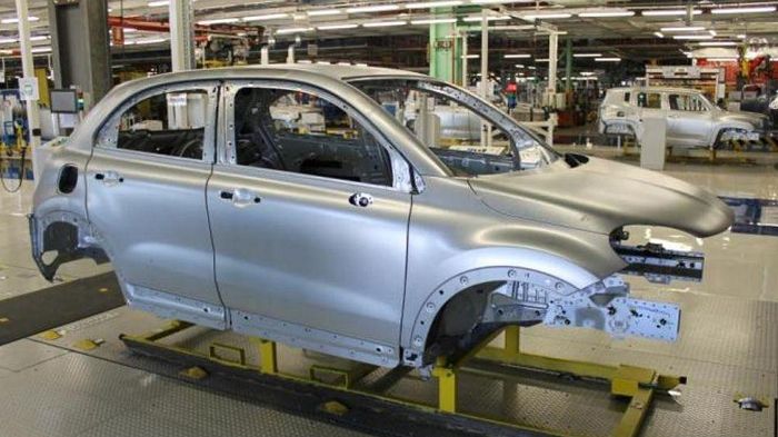 Η «οικογένεια» του Fiat 500 συνεχώς διευρύνεται και θα περιλαμβάνει προσεχώς και έκδοση SUV (στη φωτό το 500L).